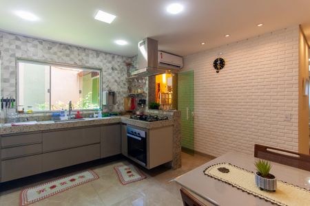 Casa à venda com 350m², 6 quartos e 8 vagasCozinha