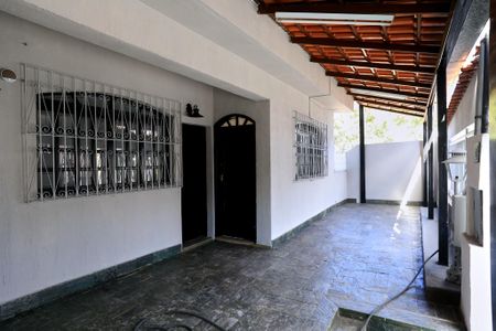 Casa à venda com 300m², 3 quartos e 2 vagasEntrada