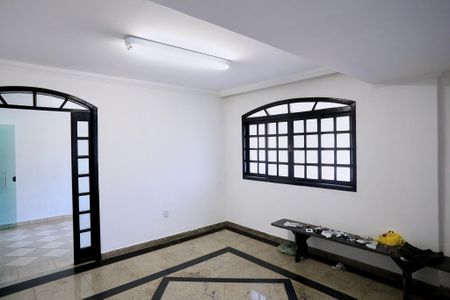 Casa à venda com 300m², 3 quartos e 2 vagasSala