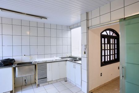 Casa à venda com 300m², 3 quartos e 2 vagasCozinha e Área de Serviço