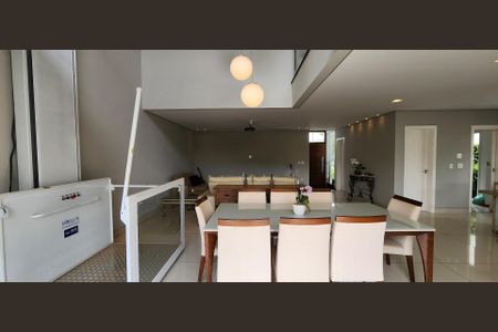 Casa de condomínio à venda com 275m², 3 quartos e 4 vagasSala