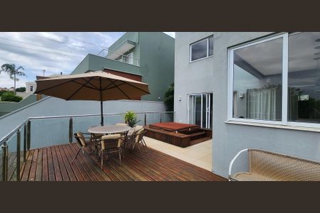 Casa de condomínio à venda com 275m², 3 quartos e 4 vagasVaranda