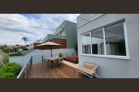 Casa de condomínio à venda com 275m², 3 quartos e 4 vagasVaranda