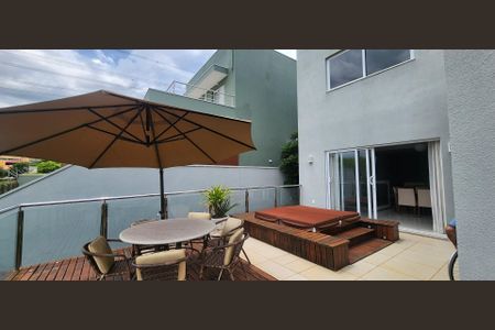 Casa de condomínio à venda com 275m², 3 quartos e 4 vagasVaranda