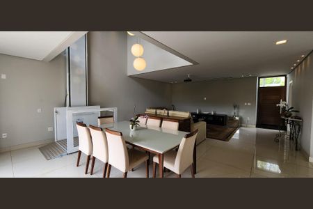 Casa de condomínio à venda com 275m², 3 quartos e 4 vagasSala