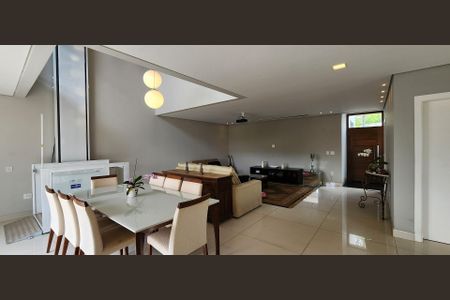 Casa de condomínio à venda com 275m², 3 quartos e 4 vagasSala