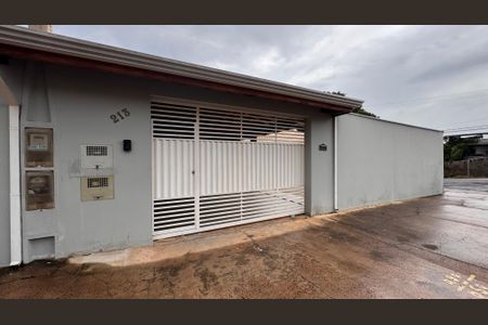 Casa à venda com 213m², 3 quartos e 7 vagas Casa à venda com 213m², 3 quartos e 7 vagasFachada