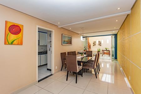 Casa à venda com 220m², 3 quartos e 2 vagas Casa à venda com 220m², 3 quartos e 2 vagasSala de Jantar