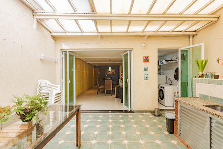 Casa à venda com 220m², 3 quartos e 2 vagas Casa à venda com 220m², 3 quartos e 2 vagasQuintal/Churrasqueira