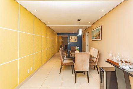 Casa à venda com 220m², 3 quartos e 2 vagas Casa à venda com 220m², 3 quartos e 2 vagasSala de Jantar