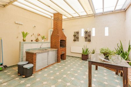 Casa à venda com 220m², 3 quartos e 2 vagas Casa à venda com 220m², 3 quartos e 2 vagasQuintal/Churrasqueira