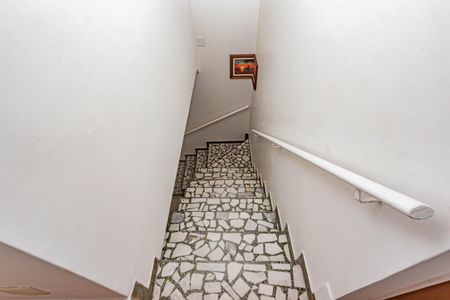 Casa à venda com 220m², 3 quartos e 2 vagas Casa à venda com 220m², 3 quartos e 2 vagasEscada