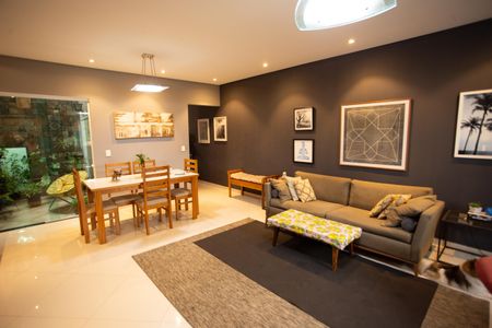 Casa à venda com 150m², 3 quartos e 4 vagas Casa à venda com 150m², 3 quartos e 4 vagasSala