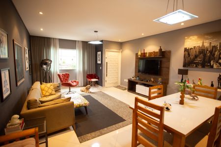 Casa à venda com 150m², 3 quartos e 4 vagas Casa à venda com 150m², 3 quartos e 4 vagasSala