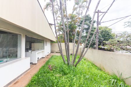 Casa à venda com 300m², 3 quartos e 6 vagas Casa à venda com 300m², 3 quartos e 6 vagasQuintal