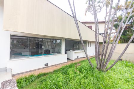 Casa à venda com 300m², 3 quartos e 6 vagas Casa à venda com 300m², 3 quartos e 6 vagasQuintal
