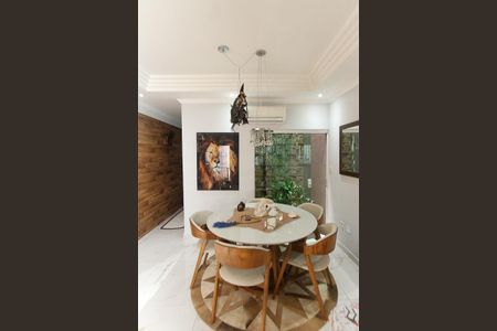 Casa à venda com 180m², 3 quartos e 2 vagasSala