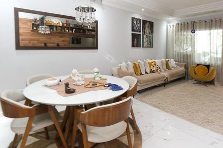 Casa à venda com 180m², 3 quartos e 2 vagasSala