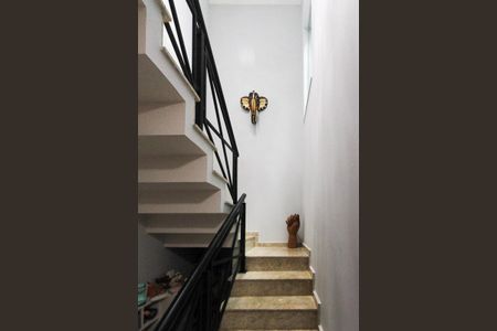 Casa à venda com 180m², 3 quartos e 2 vagasEscada