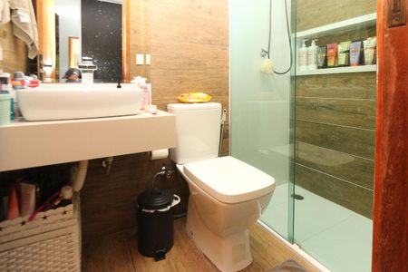 Casa à venda com 180m², 3 quartos e 2 vagasBanheiro do Quarto 1