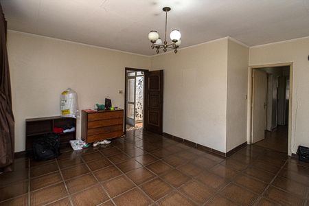 Casa à venda com 212m², 4 quartos e 4 vagasSala