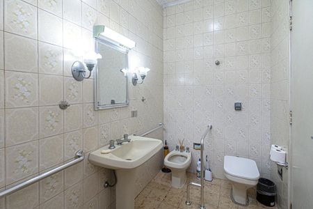 Casa à venda com 212m², 4 quartos e 4 vagasBanheiro Social