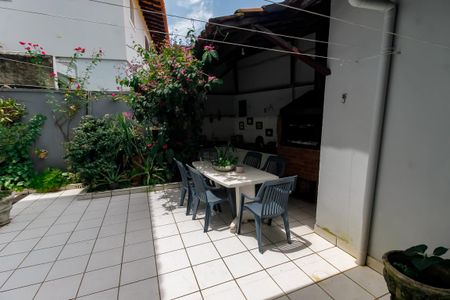 Casa à venda com 227m², 3 quartos e 4 vagasQuintal