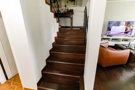 Casa à venda com 227m², 3 quartos e 4 vagasEscada acesso quartos