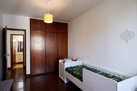 Apartamento à venda com 320m², 4 quartos e 2 vagasQuarto 2