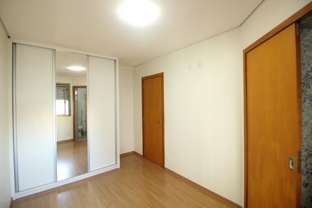 Apartamento à venda com 170m², 4 quartos e 3 vagasQuarto 2
