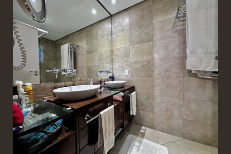 Casa de condomínio à venda com 224m², 4 quartos e 5 vagasBanheiro Suíte 1