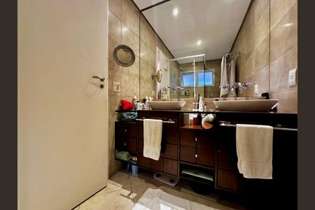 Casa de condomínio à venda com 224m², 4 quartos e 5 vagasBanheiro Suíte 1