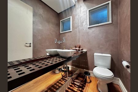 Casa de condomínio à venda com 224m², 4 quartos e 5 vagasLavabo 