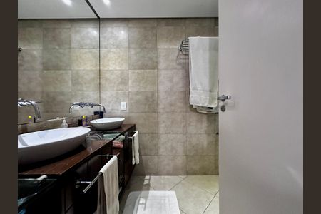 Casa de condomínio à venda com 224m², 4 quartos e 5 vagasBanheiro Suíte 1