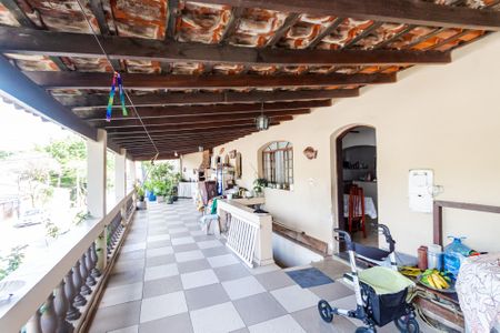 Casa à venda com 100m², 3 quartos e 2 vagas Casa à venda com 100m², 3 quartos e 2 vagasVaranda