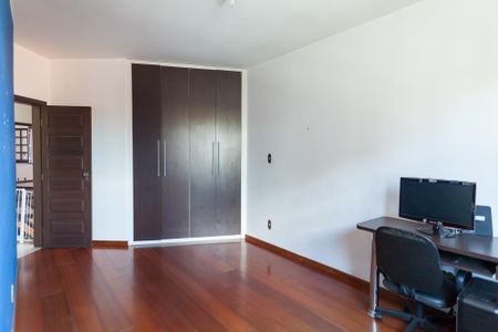Casa à venda com 397m², 5 quartos e 2 vagasquarto 2