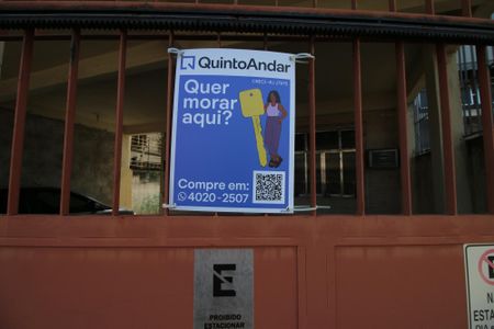 Apartamento à venda com 50m², 2 quartos e 1 vagaFachada da casa e placa