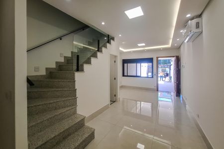 Casa para alugar com 160m², 4 quartos e 2 vagasEscada