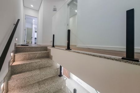 Casa para alugar com 160m², 4 quartos e 2 vagasEscada