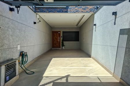 Casa para alugar com 160m², 4 quartos e 2 vagasGaragem / Entrada