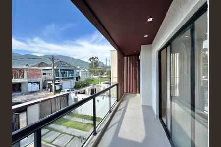 Casa de condomínio à venda com 180m², 4 quartos e 2 vagasSuíte 1 - Varanda