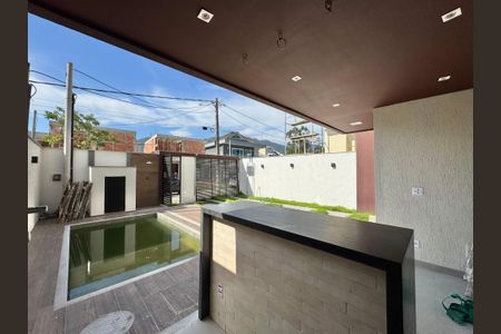 Casa de condomínio à venda com 180m², 4 quartos e 2 vagasÁrea externa