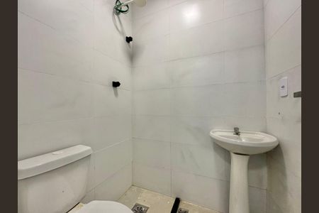 Casa de condomínio à venda com 180m², 4 quartos e 2 vagasÁrea de Serviço - Banheiro