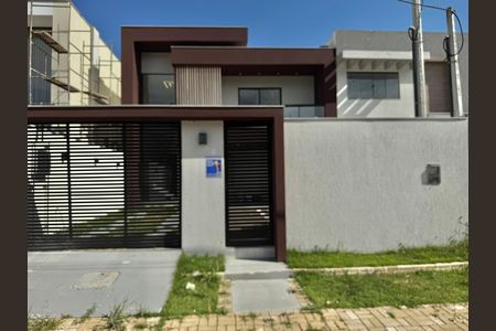 Casa de condomínio à venda com 180m², 4 quartos e 2 vagasFachada