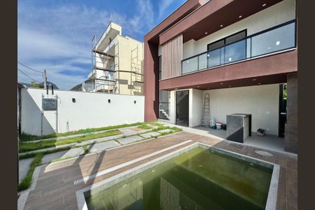 Casa de condomínio à venda com 180m², 4 quartos e 2 vagasÁrea externa