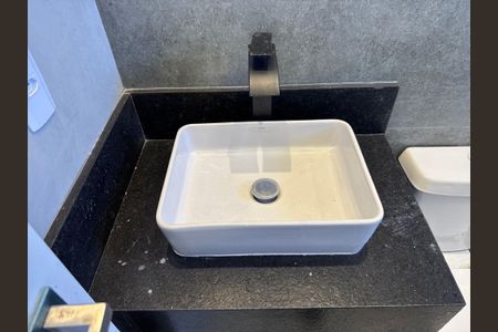 Casa de condomínio à venda com 180m², 4 quartos e 2 vagasSuíte 3 - Banheiro