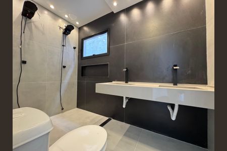 Casa de condomínio à venda com 180m², 4 quartos e 2 vagasSuíte 1 - Banheiro