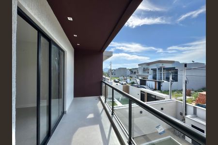 Casa de condomínio à venda com 180m², 4 quartos e 2 vagasSuíte 1 - Varanda