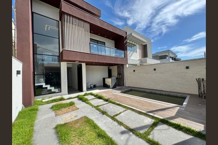 Casa de condomínio à venda com 180m², 4 quartos e 2 vagasÁrea externa