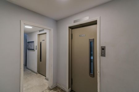Apartamento à venda com 90m², 3 quartos e sem vaga Apartamento à venda com 90m², 3 quartos e sem vagaElevador